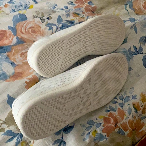 Old Navy white sneakers size 9 - Picture 3 of 3